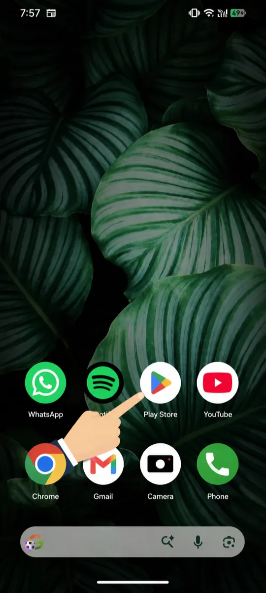 एका फोनची होम स्क्रीन ज्यात एक बोट रंगीबेरंगी त्रिकोण "Play Store" आयकॉनकडे इशारा करत आहे.
