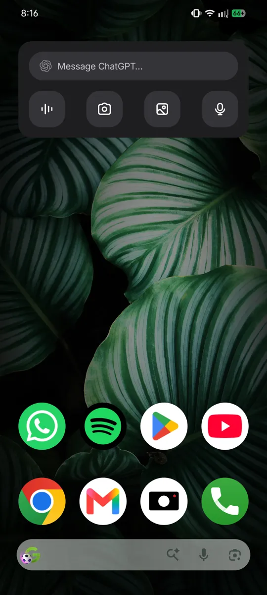 Android चा विजेट मेनू ज्यात ChatGPT विजेट होम स्क्रीनवर ठेवले जात आहे.